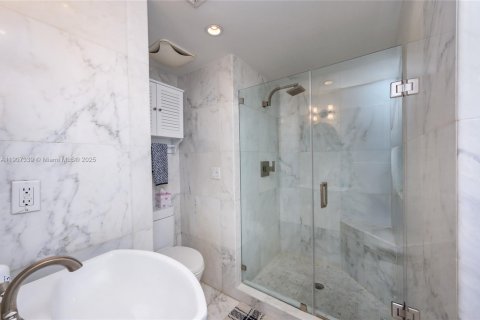 House in Coral Gables, Florida 4 bedrooms, 335.28 sq.m. № 1964249 - photo 23