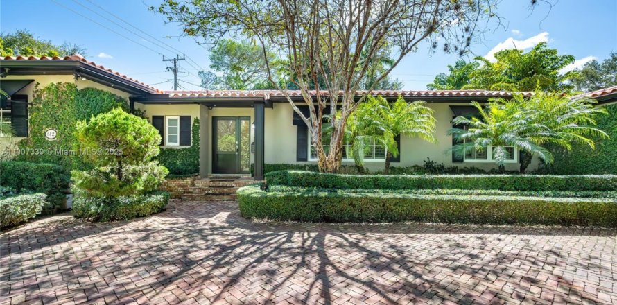 House in Coral Gables, Florida 4 bedrooms, 335.28 sq.m. № 1964249
