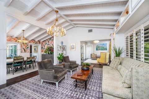 House in Coral Gables, Florida 4 bedrooms, 335.28 sq.m. № 1964249 - photo 11
