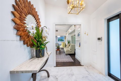 House in Coral Gables, Florida 4 bedrooms, 335.28 sq.m. № 1964249 - photo 14