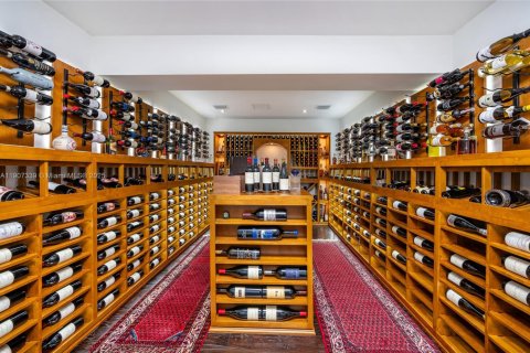 House in Coral Gables, Florida 4 bedrooms, 335.28 sq.m. № 1964249 - photo 20