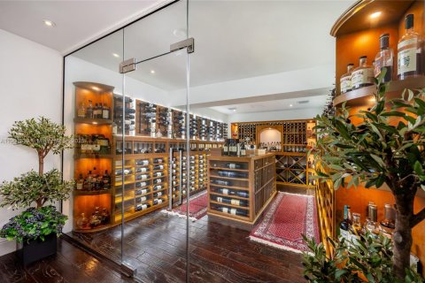 House in Coral Gables, Florida 4 bedrooms, 335.28 sq.m. № 1964249 - photo 13