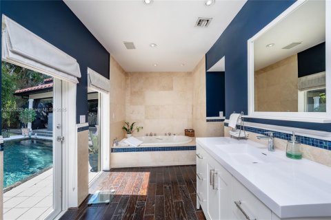 House in Coral Gables, Florida 4 bedrooms, 335.28 sq.m. № 1964249 - photo 18