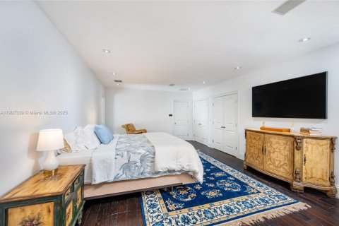 House in Coral Gables, Florida 4 bedrooms, 335.28 sq.m. № 1964249 - photo 16