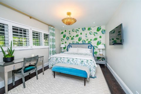 House in Coral Gables, Florida 4 bedrooms, 335.28 sq.m. № 1964249 - photo 21