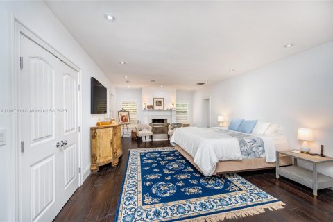 House in Coral Gables, Florida 4 bedrooms, 335.28 sq.m. № 1964249 - photo 15