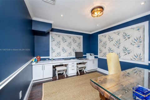 House in Coral Gables, Florida 4 bedrooms, 335.28 sq.m. № 1964249 - photo 27