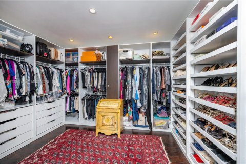 House in Coral Gables, Florida 4 bedrooms, 335.28 sq.m. № 1964249 - photo 19