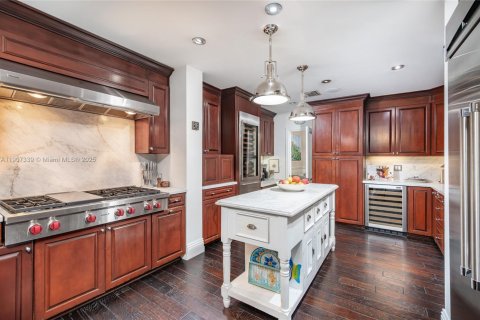 House in Coral Gables, Florida 4 bedrooms, 335.28 sq.m. № 1964249 - photo 6