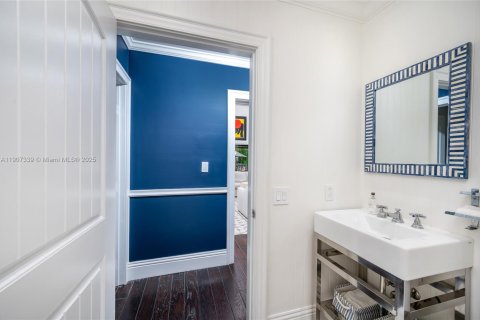 House in Coral Gables, Florida 4 bedrooms, 335.28 sq.m. № 1964249 - photo 29