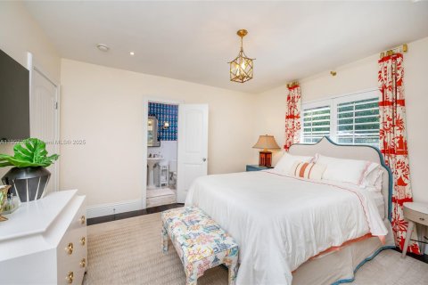House in Coral Gables, Florida 4 bedrooms, 335.28 sq.m. № 1964249 - photo 24