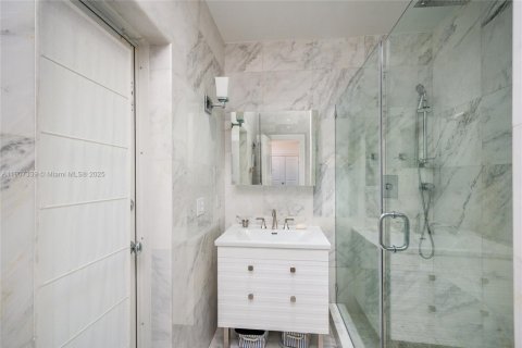 House in Coral Gables, Florida 4 bedrooms, 335.28 sq.m. № 1964249 - photo 17