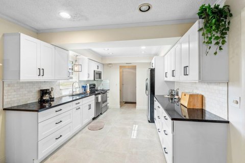 Villa ou maison à vendre à Boynton Beach, Floride: 3 chambres, 214.98 m2 № 2145982 - photo 4