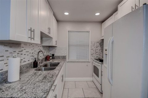 Condo in Clearwater, Florida, 2 bedrooms  № 1322719 - photo 13