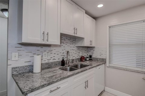 Condo in Clearwater, Florida, 2 bedrooms  № 1322719 - photo 12