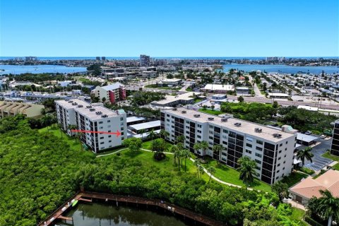 Condo in South Pasadena, Florida, 2 bedrooms  № 2314885 - photo 8