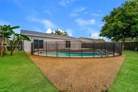 House in North Lauderdale, Florida 3 bedrooms, 122.26 sq.m. № 1996486 - photo 15