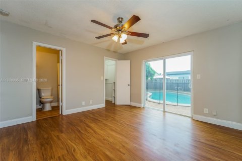House in North Lauderdale, Florida 3 bedrooms, 122.26 sq.m. № 1996486 - photo 8