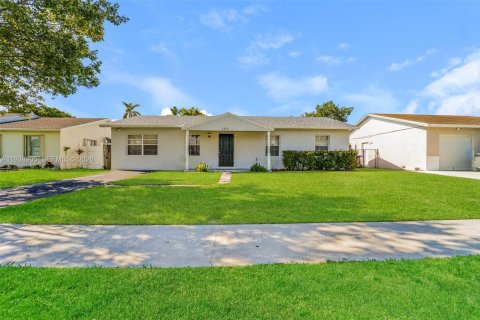 House in North Lauderdale, Florida 3 bedrooms, 122.26 sq.m. № 1996486