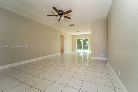 House in North Lauderdale, Florida 3 bedrooms, 122.26 sq.m. № 1996486 - photo 3