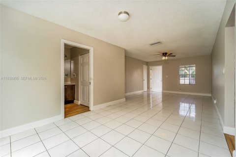House in North Lauderdale, Florida 3 bedrooms, 122.26 sq.m. № 1996486 - photo 2