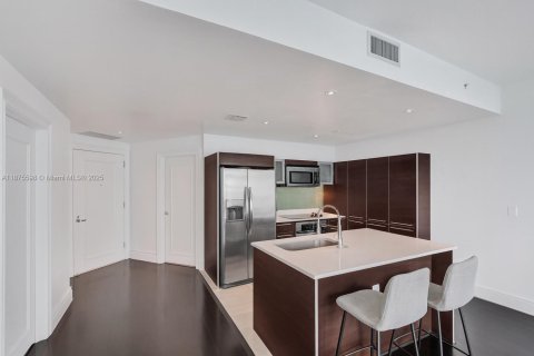 Condo in Miami, Florida, 1 bedroom  № 1979023 - photo 9