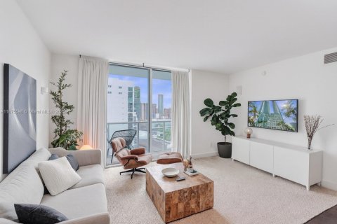 Condo in Miami, Florida, 1 bedroom  № 1979023 - photo 1