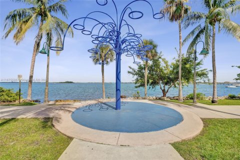 Condo in Miami, Florida, 1 bedroom  № 1979023 - photo 25