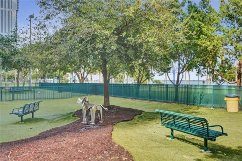 Condo in Miami, Florida, 1 bedroom  № 1979023 - photo 29