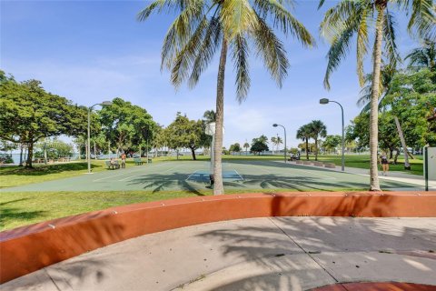 Condo in Miami, Florida, 1 bedroom  № 1979023 - photo 21
