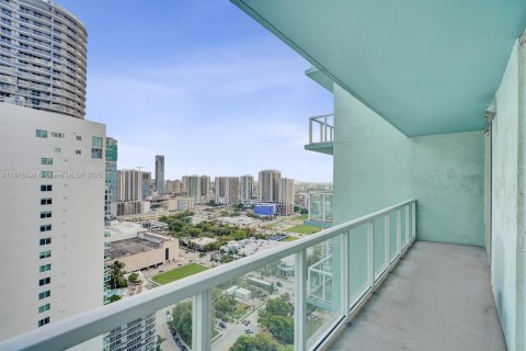 Condo in Miami, Florida, 1 bedroom  № 1979023 - photo 12