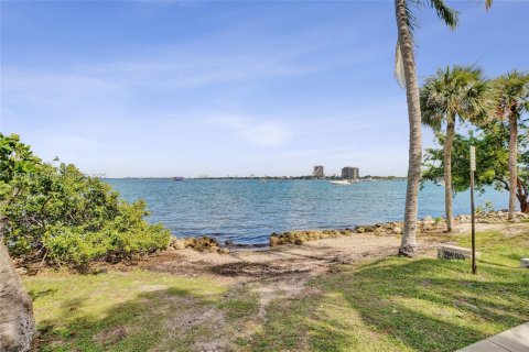 Condo in Miami, Florida, 1 bedroom  № 1979023 - photo 24