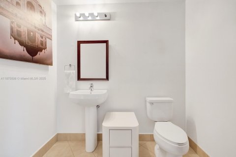 Condo in Miami, Florida, 1 bedroom  № 1979023 - photo 11