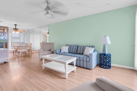 Condo in Tarpon Springs, Florida, 2 bedrooms  № 1913241 - photo 8