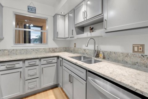 Condo in Tarpon Springs, Florida, 2 bedrooms  № 1913241 - photo 10