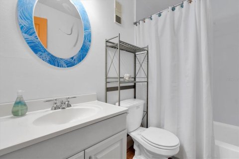 Condo in Tarpon Springs, Florida, 2 bedrooms  № 1913241 - photo 18