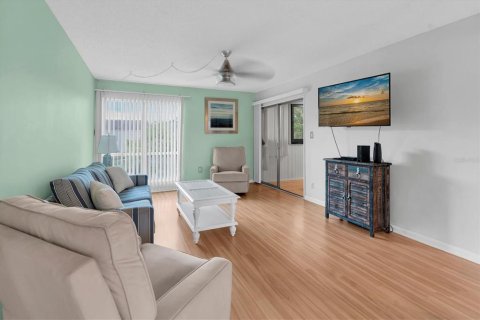 Condo in Tarpon Springs, Florida, 2 bedrooms  № 1913241 - photo 9