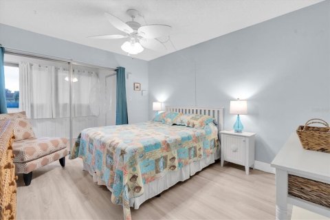 Condo in Tarpon Springs, Florida, 2 bedrooms  № 1913241 - photo 15