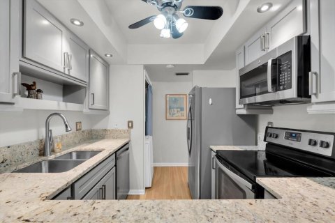 Condo in Tarpon Springs, Florida, 2 bedrooms  № 1913241 - photo 12