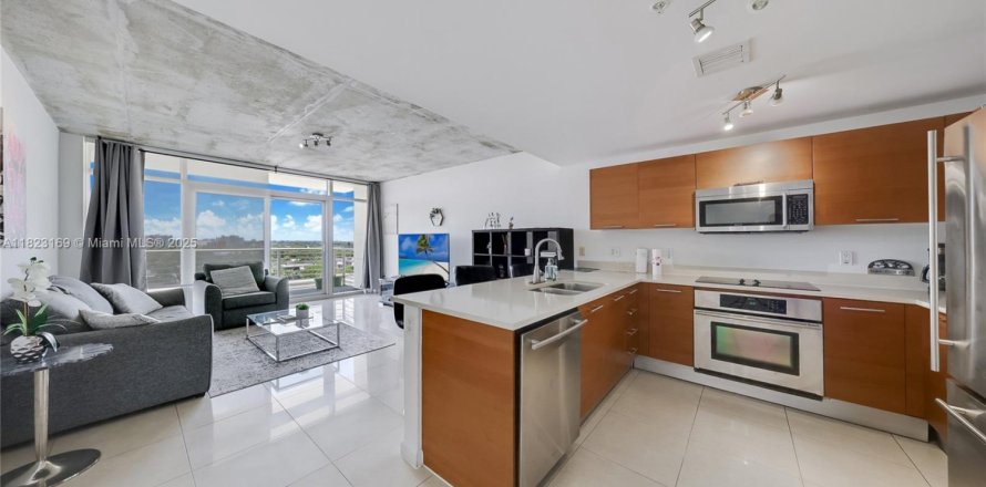 Condominio en Miami, Florida, 1 dormitorio  № 1937844