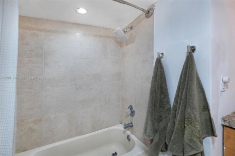 Condominio en venta en Miami, Florida, 1 dormitorio, 79.9 m2 № 2091266 - foto 19