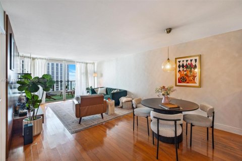 Condominio en venta en Miami, Florida, 1 dormitorio, 79.9 m2 № 2091266 - foto 3