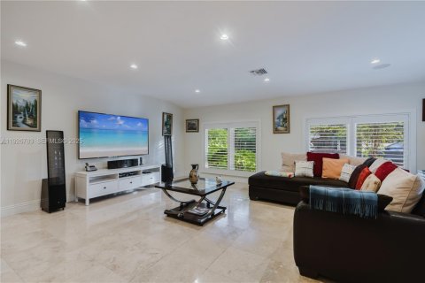 House in Pinecrest, Florida 5 bedrooms, 427.16 sq.m. № 1988052 - photo 13