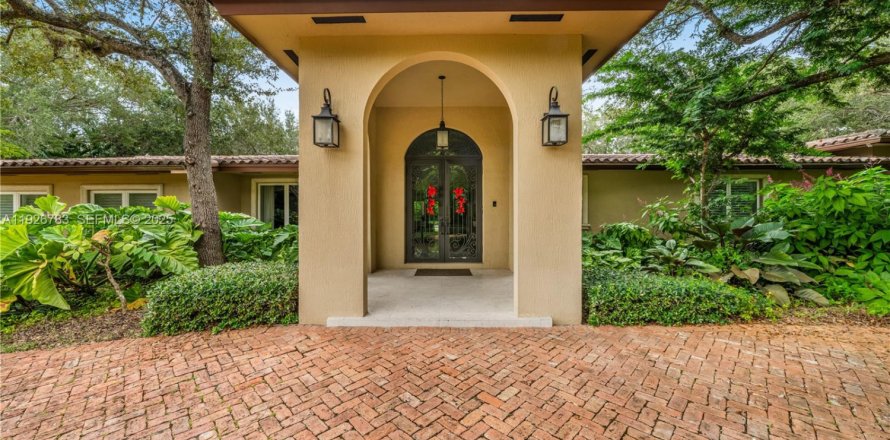 House in Pinecrest, Florida 5 bedrooms, 427.16 sq.m. № 1988052