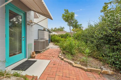 House in Tampa, Florida 4 bedrooms, 162.3 sq.m. № 2222989 - photo 6