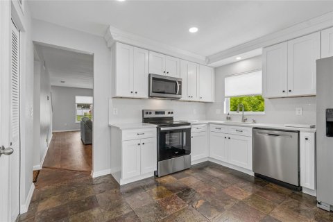 House in Tampa, Florida 4 bedrooms, 162.3 sq.m. № 2222989 - photo 19
