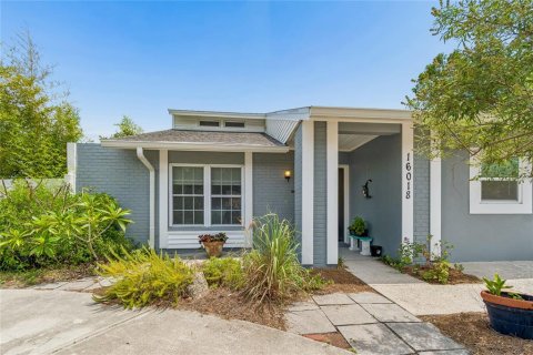 House in Tampa, Florida 4 bedrooms, 162.3 sq.m. № 2222989 - photo 2