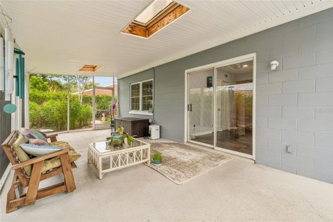 House in Tampa, Florida 4 bedrooms, 162.3 sq.m. № 2222989 - photo 9