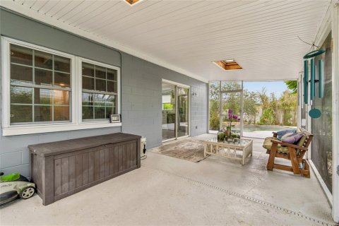 House in Tampa, Florida 4 bedrooms, 162.3 sq.m. № 2222989 - photo 7