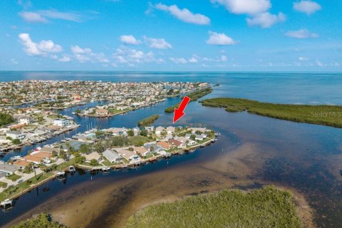 House in New Port Richey, Florida 3 bedrooms, 185.62 sq.m. № 1856775 - photo 2